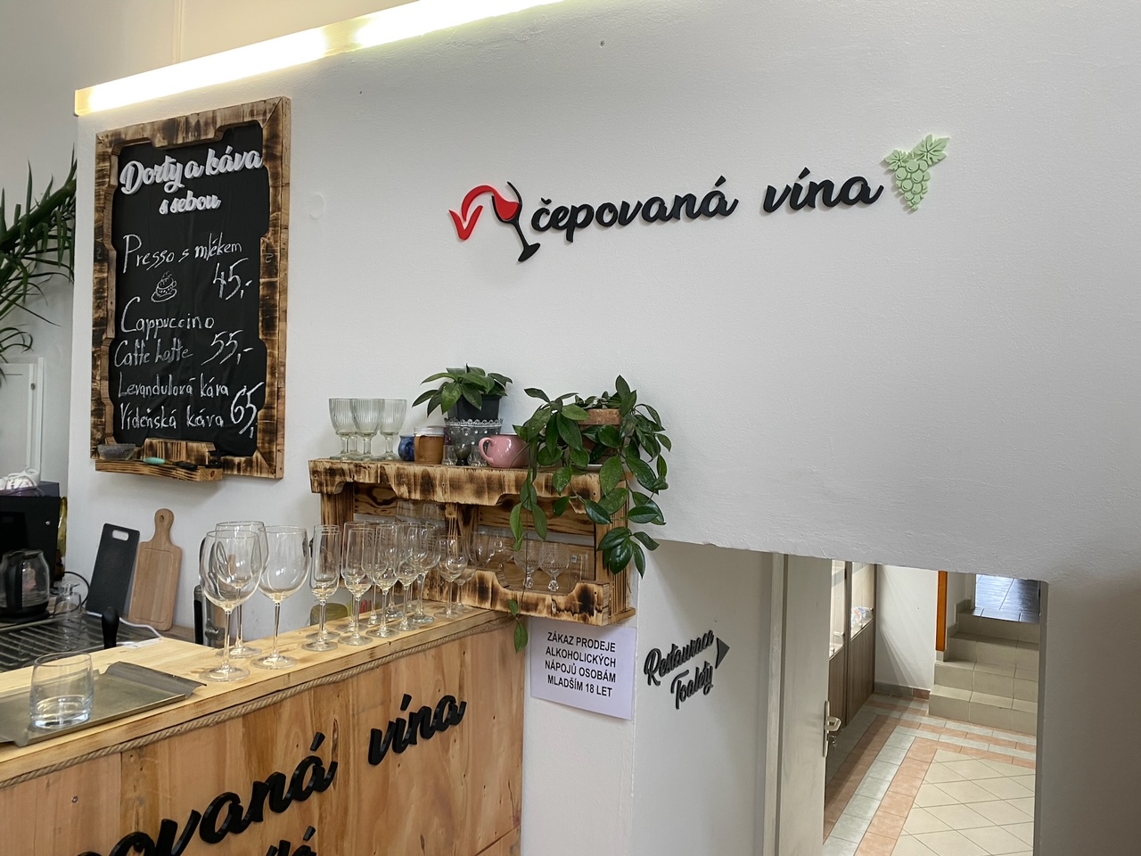Označení lahůdek a vín, označení toalet, Karelský rynek, Karlov, včetně montáže